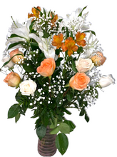 Bouquet orangé et blanc dans un vase